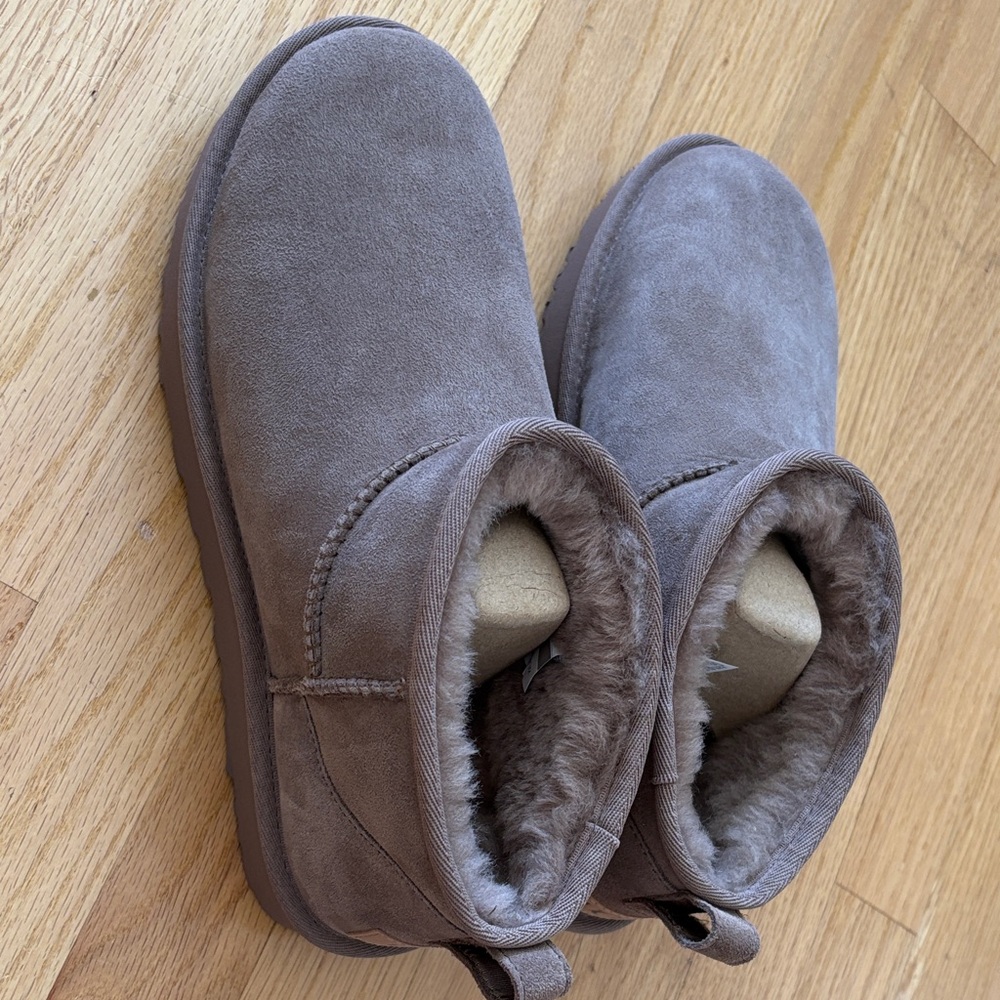 🌟 final sale - new in box - boots classic ultra mini